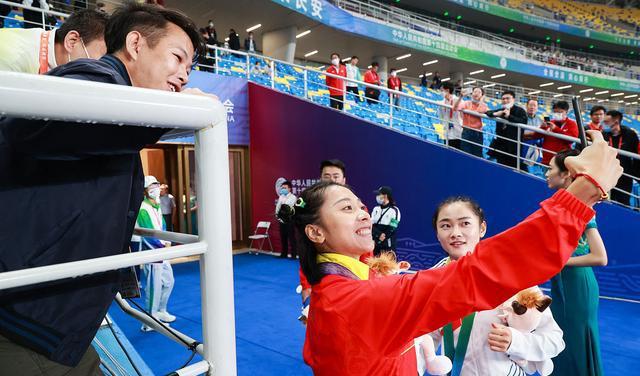 喜讯！葛曼棋爆发11秒17夺得百米冠军，中国女飞人闪耀世界赛场(6)