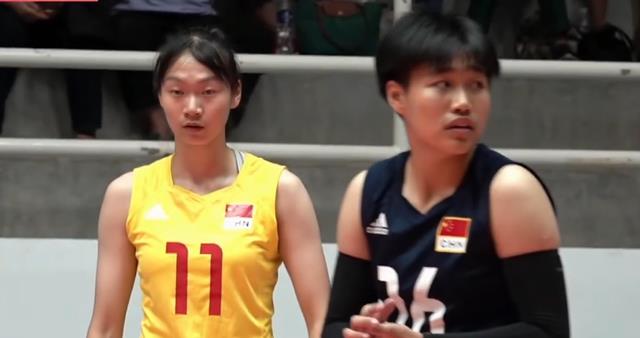 3-1逆转，中国女排国少队晋级决赛送别韩国队球员开心拥抱庆祝(2)