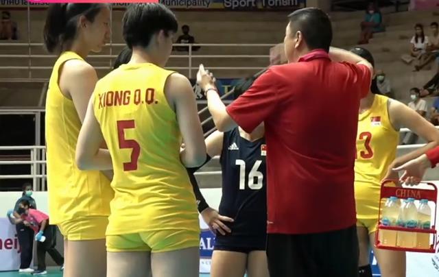 3-1逆转，中国女排国少队晋级决赛送别韩国队球员开心拥抱庆祝(5)