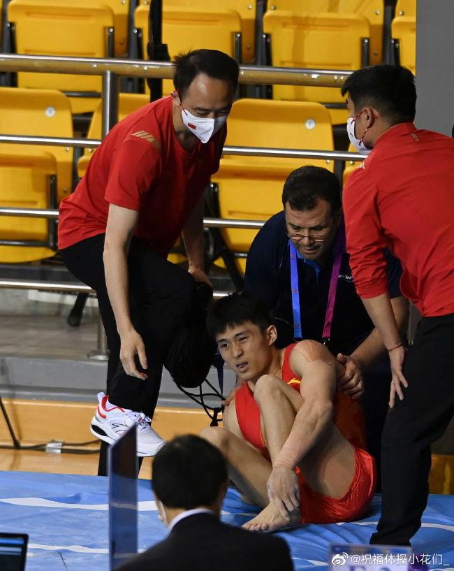 体操亚锦赛中国00后全能冠军意外受伤 坐轮椅领奖(3)