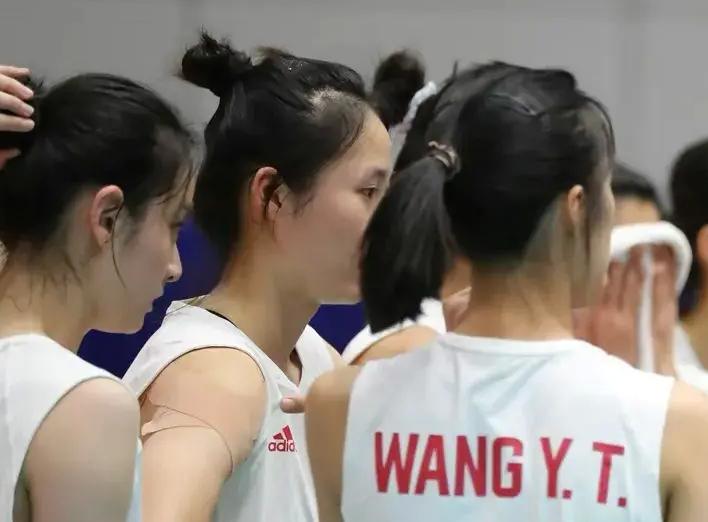 0-3！中国女排无缘亚洲冠军，日本队如愿卫冕！绝对核心状态低迷(1)