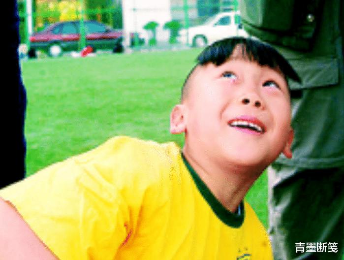 2002年，6岁孩童被米卢教练看中，赞其足球未来之星，现在怎样？(7)