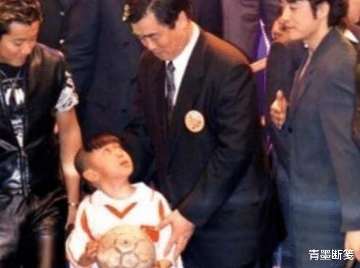 2002年，6岁孩童被米卢教练看中，赞其足球未来之星，现在怎样？(9)