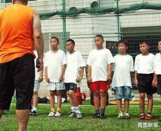 2002年，6岁孩童被米卢教练看中，赞其足球未来之星，现在怎样？(11)