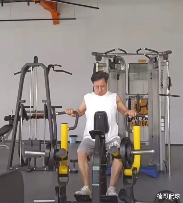 胡明轩父亲携小儿子健身！66岁坚持高强度锻炼，小儿子身体瘦弱坚持健身(1)