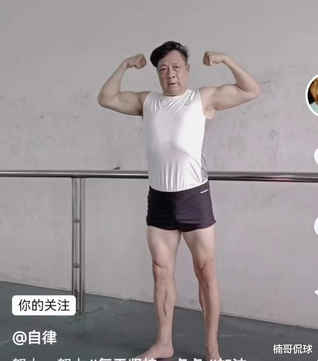 胡明轩父亲携小儿子健身！66岁坚持高强度锻炼，小儿子身体瘦弱坚持健身(3)