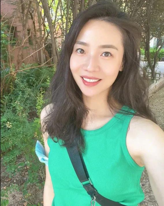 34岁中国排球女神晒近照，身材傲人女人味十足，网友感叹她是不老女神(6)
