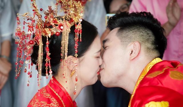 婚礼现场中国女排美女主攻手张常宁笑得太甜了，幸福挂在脸上(2)