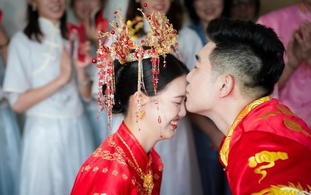 婚礼现场中国女排美女主攻手张常宁笑得太甜了，幸福挂在脸上(4)