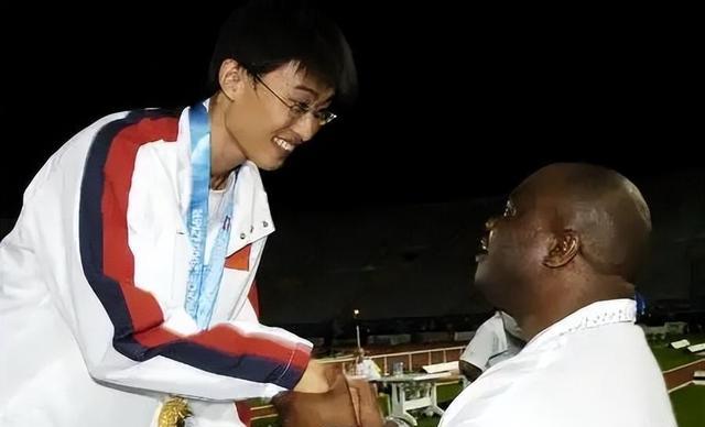 眼镜飞人胡凯：18岁才练习百米却加冕世界冠军，如今是清华副教授(9)