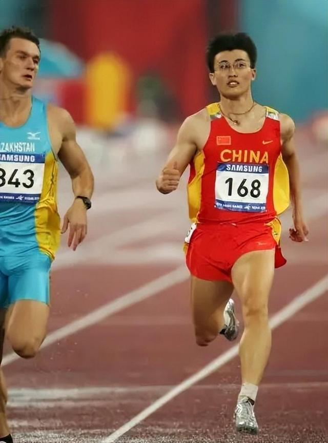 眼镜飞人胡凯：18岁才练习百米却加冕世界冠军，如今是清华副教授(12)