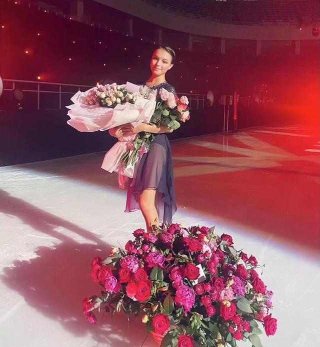 花滑女神谢尔巴科娃晒近态，索契冠军表演秀，收到礼物很开心(4)