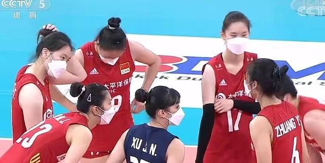 白口罩，黑头巾！女排亚洲杯赛场出现另类场面，中国队战胜伊朗！(1)
