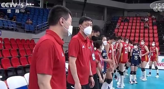 白口罩，黑头巾！女排亚洲杯赛场出现另类场面，中国队战胜伊朗！(5)