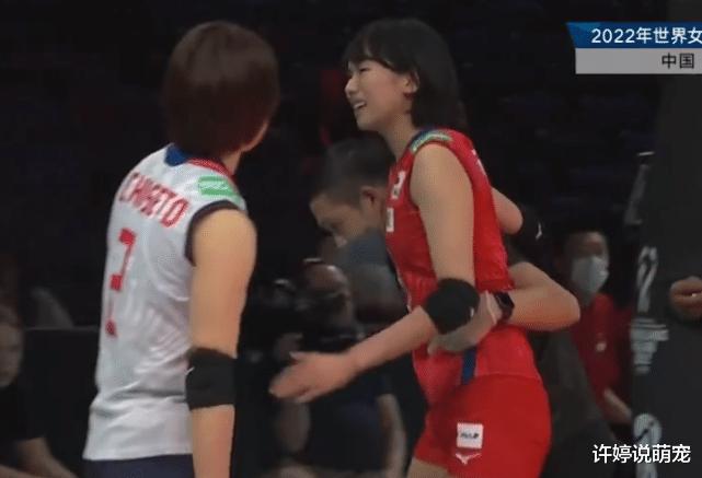 中国女排队长又火了，用中文问日本球员：你没事吧？(4)