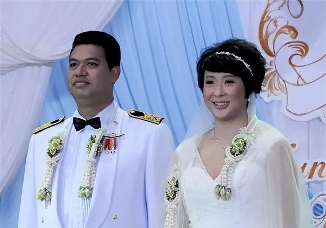 女队排长冯坤一家近照：远嫁泰国，丈夫大12岁，混血儿子卷发(9)
