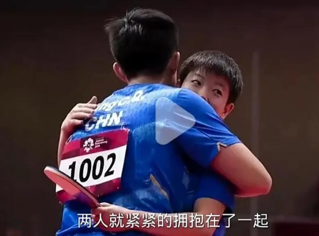 王楚饮与孙颖莎在乒乓球赛场上拥抱在一起，秀出了两人的感情。(1)