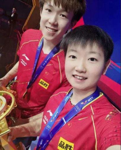 王楚饮与孙颖莎在乒乓球赛场上拥抱在一起，秀出了两人的感情。(4)