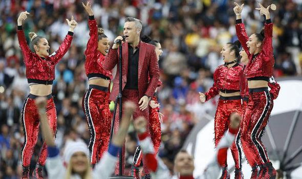 歌手罗比在世界杯开幕式表演中竖中指，国际足联给了他什么处罚？(3)