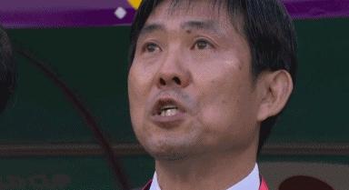 奏国歌！日本主帅表情亮了，看台球迷出圈，7分钟破门但被吹越位(1)