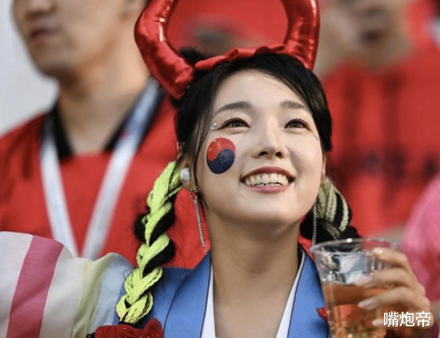太漂亮！韩国0-0，比赛不如5大女球迷好看，初恋脸小姐姐直接圈粉了(4)