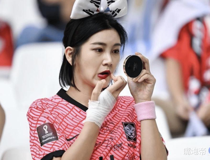 太漂亮！韩国0-0，比赛不如5大女球迷好看，初恋脸小姐姐直接圈粉了(5)