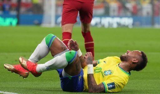 内马尔脚踝受伤后痛哭，或缺席小组赛，蒂特：会继续出战世界杯(1)
