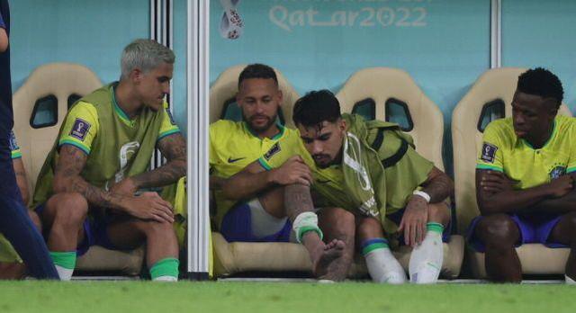 内马尔脚踝受伤后痛哭，或缺席小组赛，蒂特：会继续出战世界杯(2)