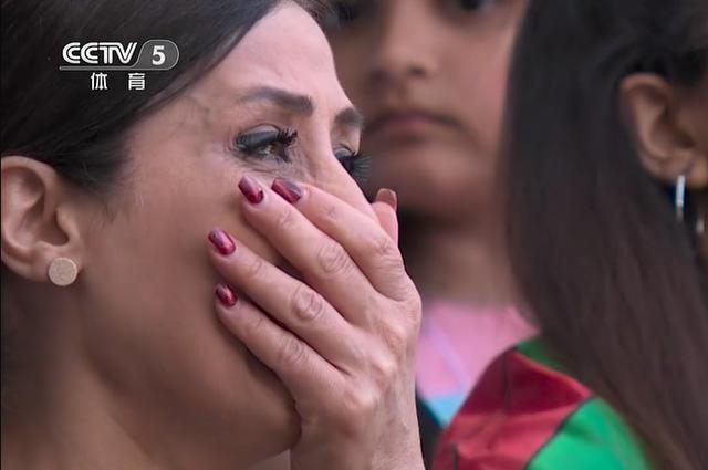 反转？伊朗全员唱国歌，现场球迷狂嘘，美女球迷泪流满面(4)