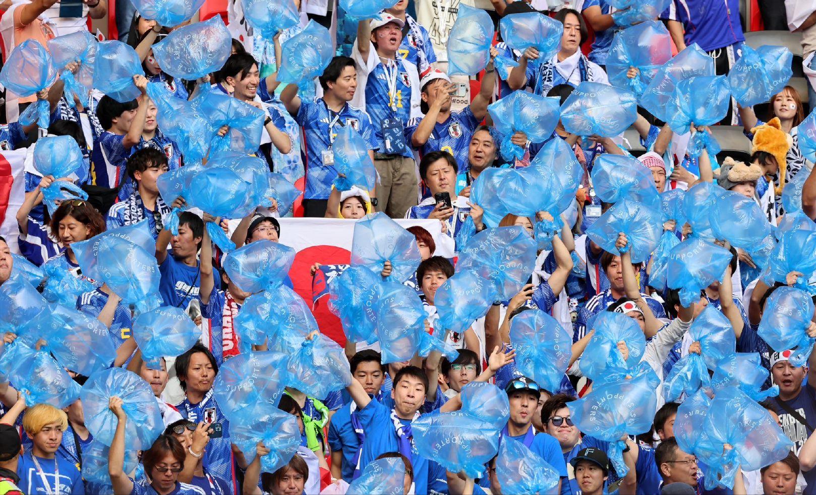 日本球迷捡垃圾 台媒比日媒还卖力吹捧：世界杯的真正赢家(3)