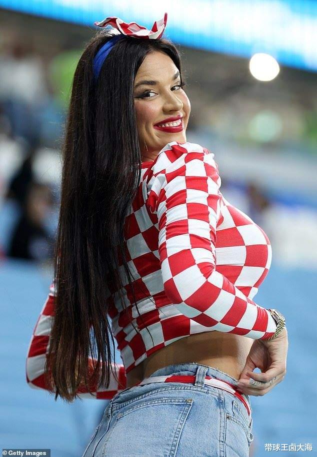 克罗地亚艰难晋级，“世界杯最美球迷”继续闪耀赛场(7)