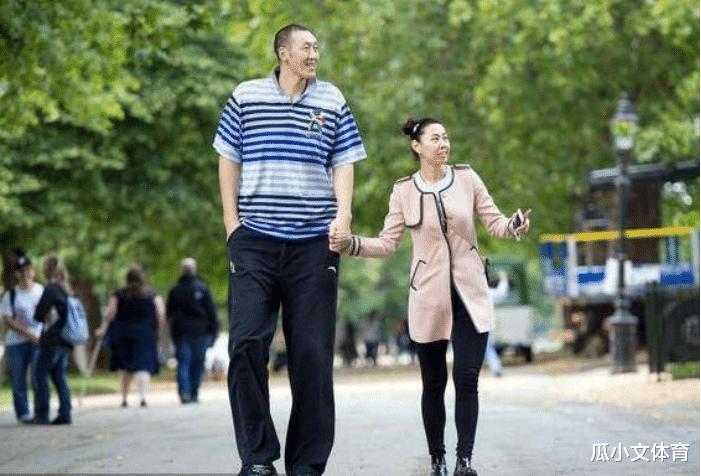 孙明明现状：打野球一场5万，娇妻身高1米9，成世界最高夫妻(3)