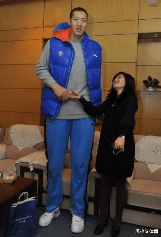 孙明明现状：打野球一场5万，娇妻身高1米9，成世界最高夫妻(5)