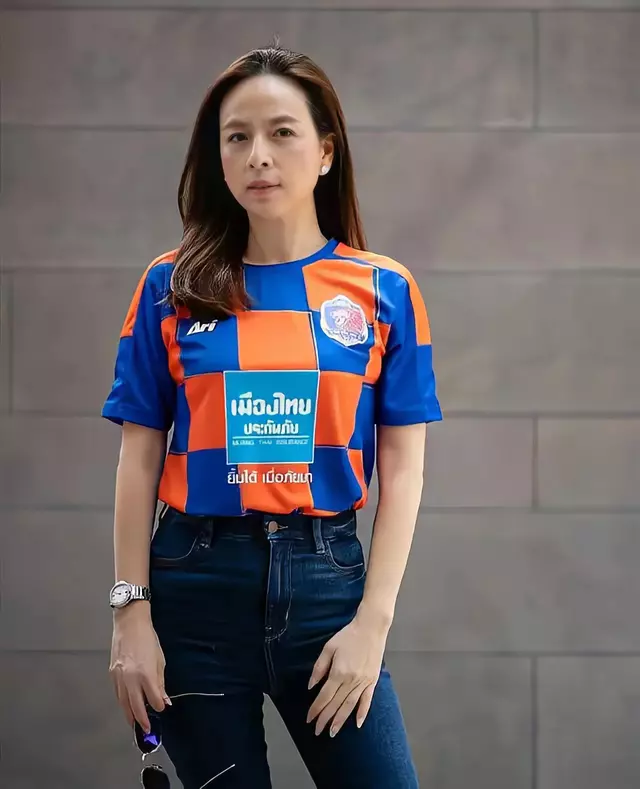 她是泰国第一华裔富婆，也是泰国足球的拯救者，还是“冻龄女神”(3)