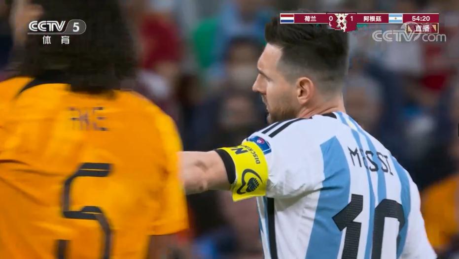 阿根廷焦点战现争议判罚：梅西排球式手球逃黄牌，他本该被罚下？(2)