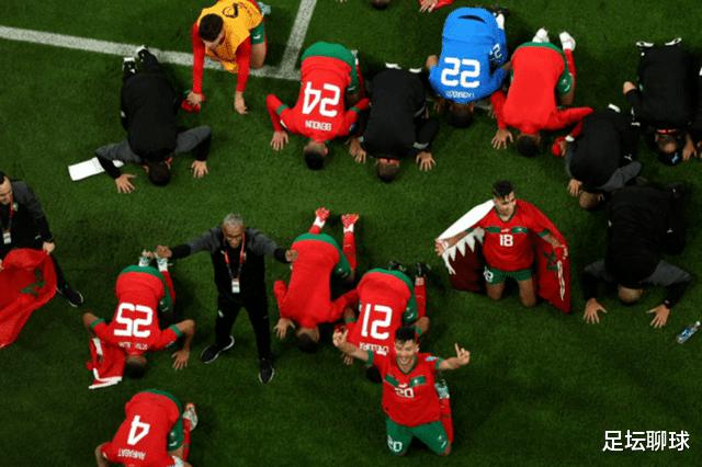 7年前排名不如国足，现今锁定世界杯4强！摩洛哥跪地磕头：感谢球迷(2)
