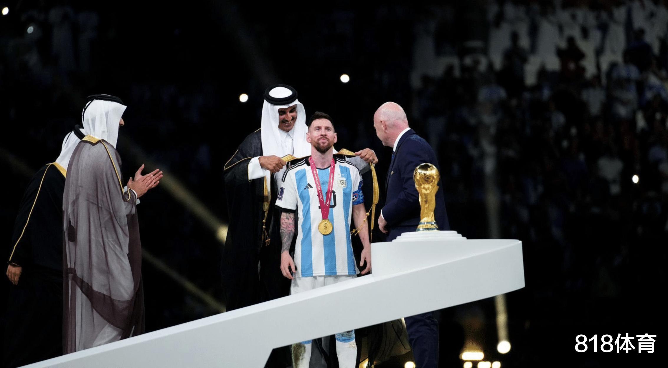 球王加冕! 卡塔尔国王为梅西披上王室黑袍, 因凡蒂诺陪着笑脸递上世界杯(5)