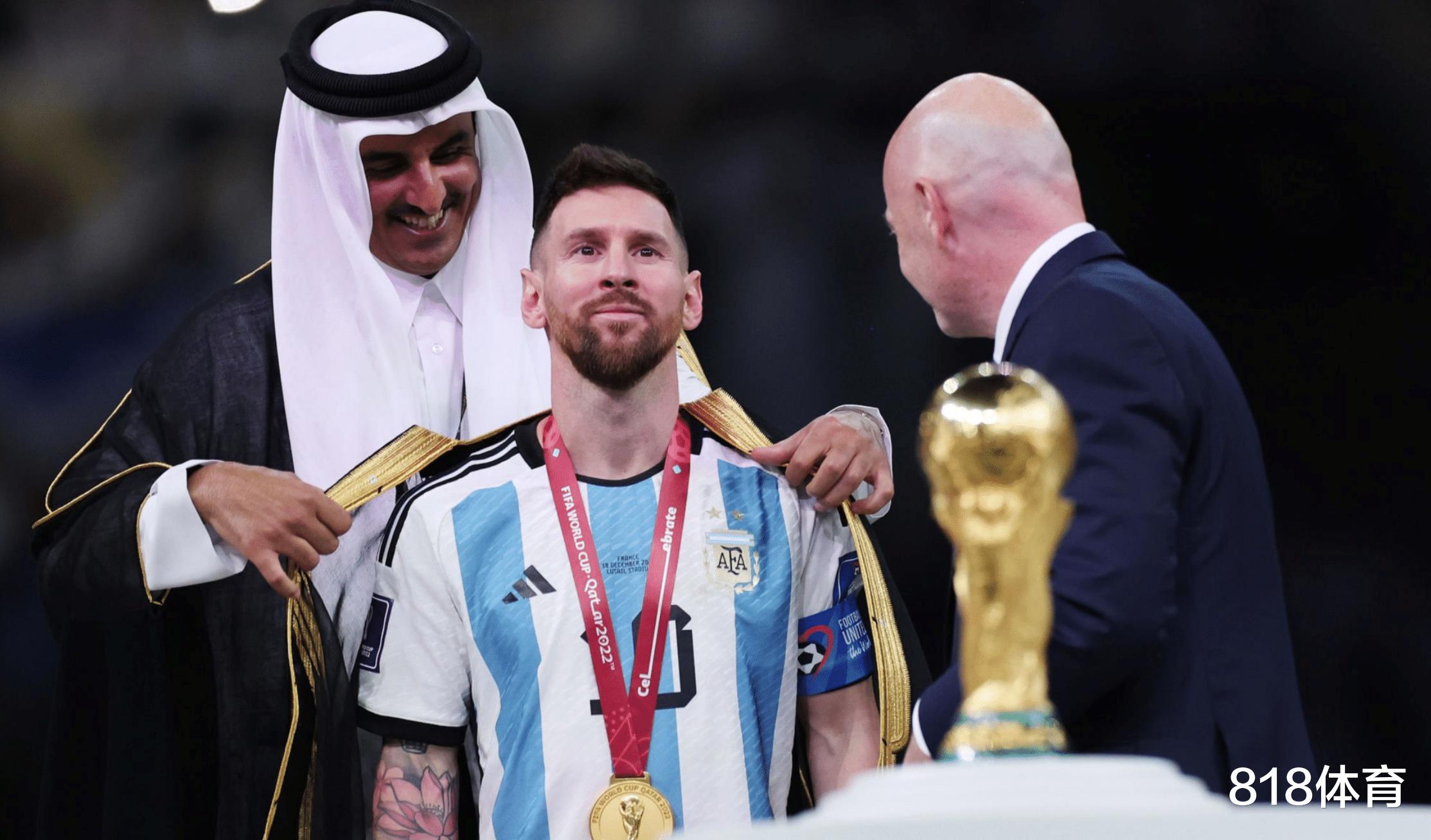 球王加冕! 卡塔尔国王为梅西披上王室黑袍, 因凡蒂诺陪着笑脸递上世界杯(6)