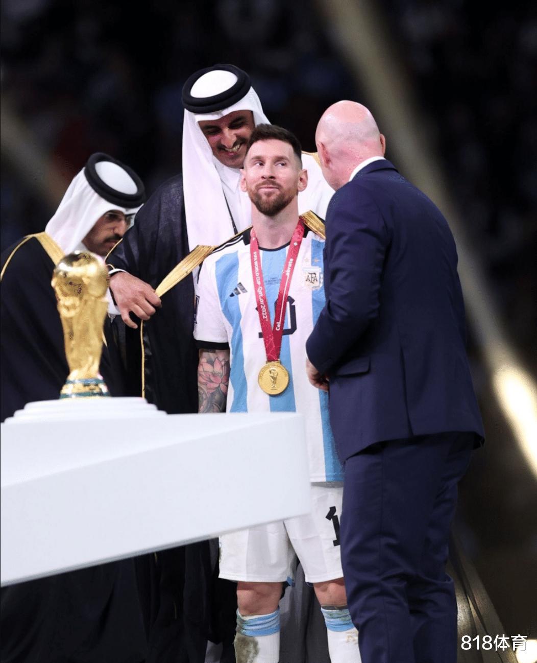 球王加冕! 卡塔尔国王为梅西披上王室黑袍, 因凡蒂诺陪着笑脸递上世界杯(8)