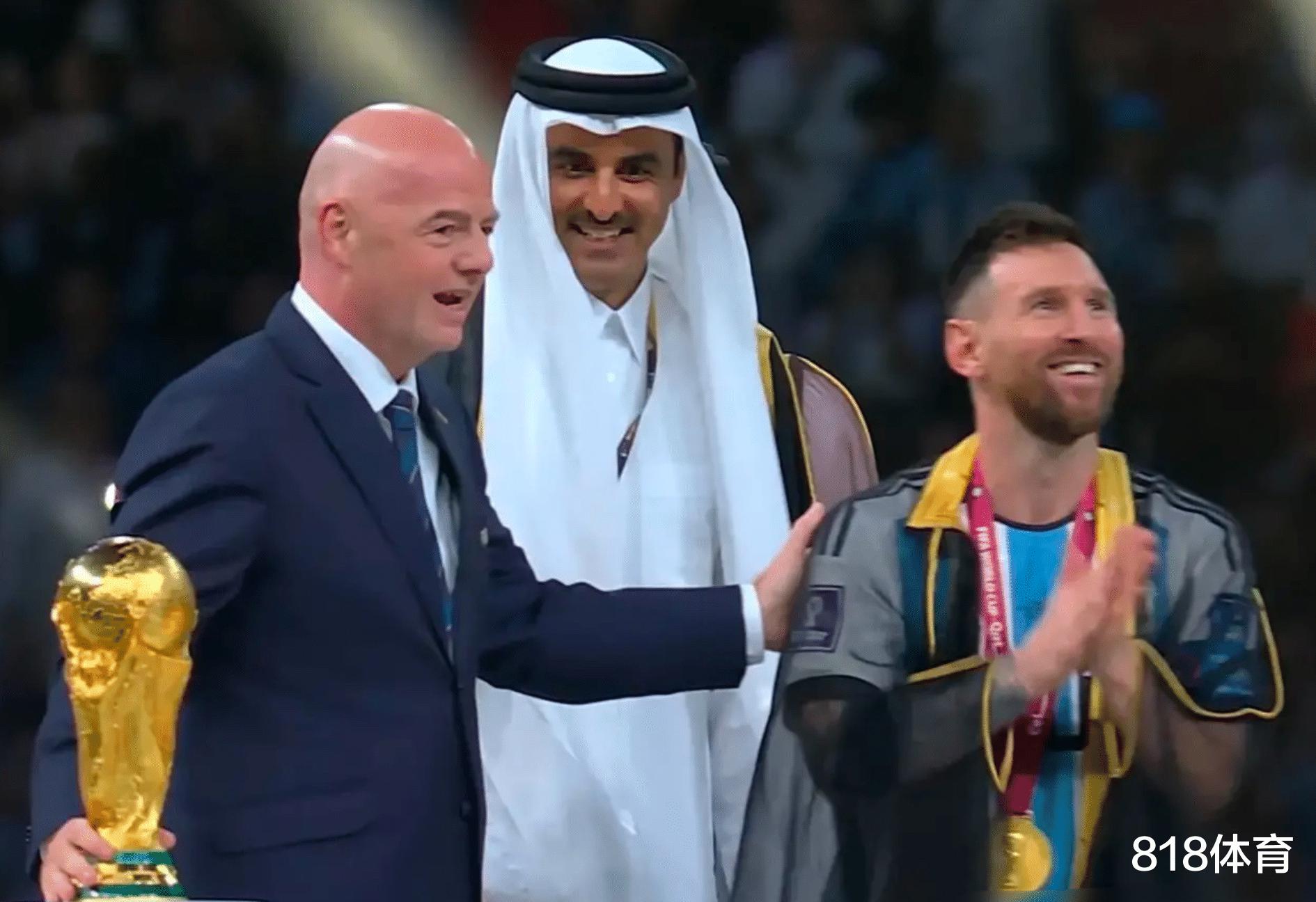 球王加冕! 卡塔尔国王为梅西披上王室黑袍, 因凡蒂诺陪着笑脸递上世界杯(9)