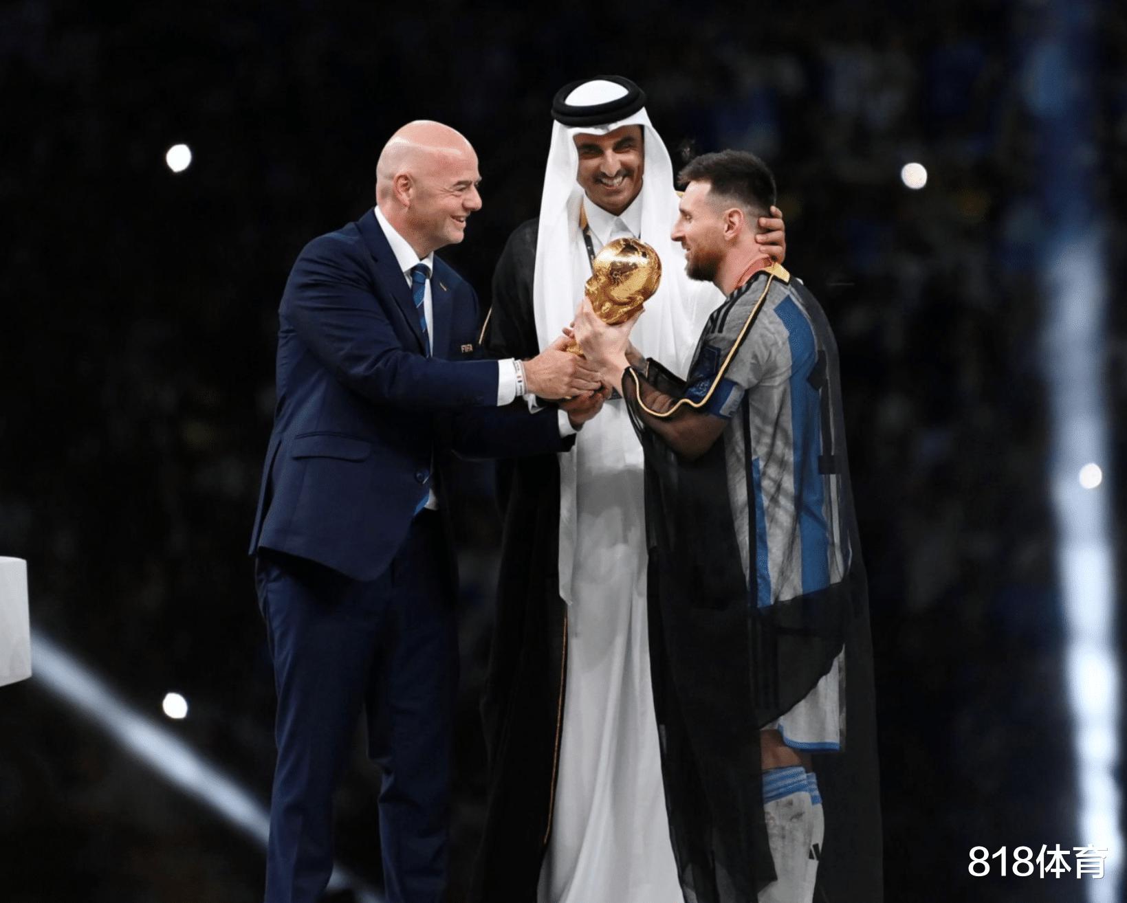球王加冕! 卡塔尔国王为梅西披上王室黑袍, 因凡蒂诺陪着笑脸递上世界杯(10)