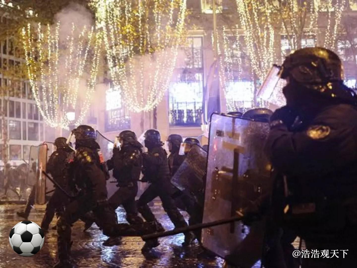 法国决赛输球，引发多城市骚乱，与警察发生直接冲突(2)