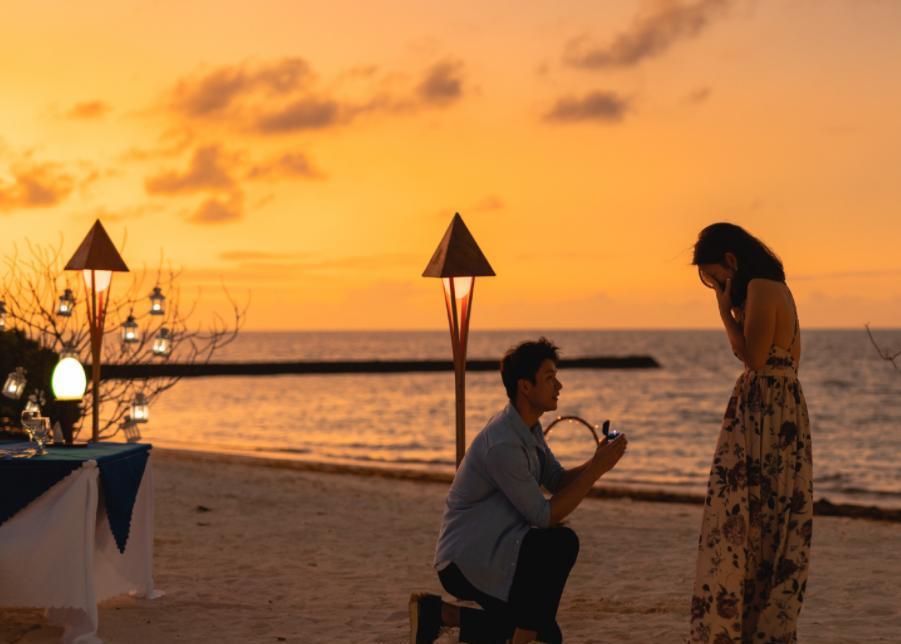 又一对冠军夫妇！32岁世界冠军求婚成功：在马尔代夫海滩浪漫求婚(1)