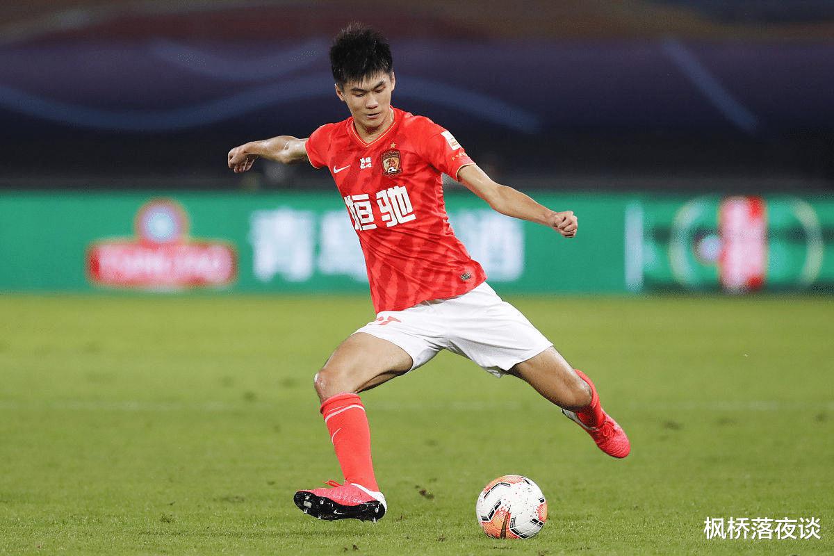 自不量力？中国22岁小将竟选择加盟欧冠球队，能踢上比赛吗？(4)