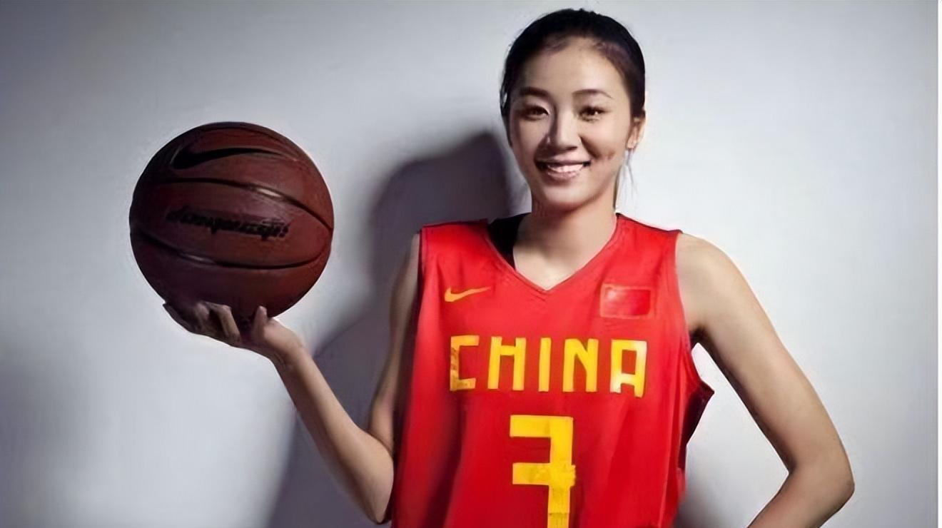 梁天云：被称为中国女篮小巨人，身高1米97，退役后嫁一东北小哥(1)