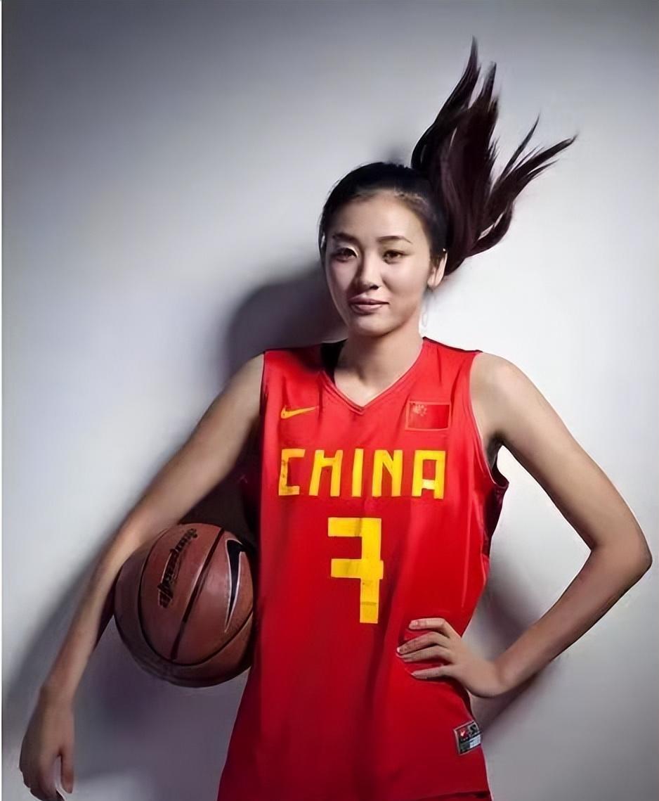 梁天云：被称为中国女篮小巨人，身高1米97，退役后嫁一东北小哥(4)