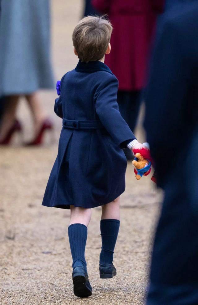 凯特王妃真拼，穿“土味大衣”为球队加油，威廉自豪赞其穿得妙(11)
