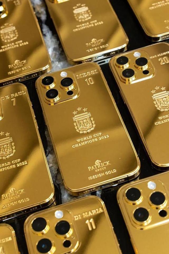 庆祝世界杯夺冠！梅西掏17.5万镑定制35台金色iPhone，赠阿根廷成员(2)