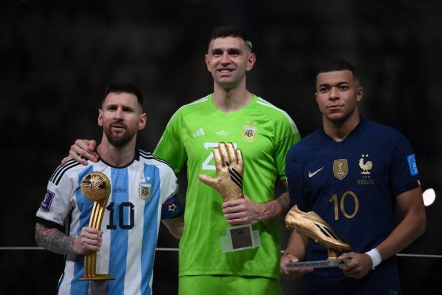 庆祝世界杯夺冠！梅西掏17.5万镑定制35台金色iPhone，赠阿根廷成员(3)