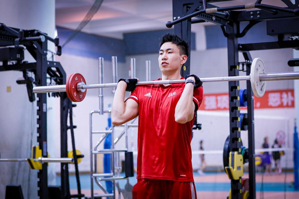 【中国男排苦练基本功 补强软肋和短板】从今年2月开始，主教练吴胜就率领以年轻队员(1)